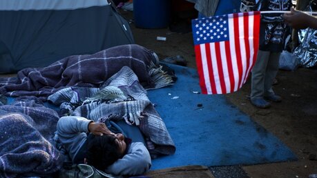 Migranten an der Grenze zu den USA  / © Ramon Espinosa (dpa)