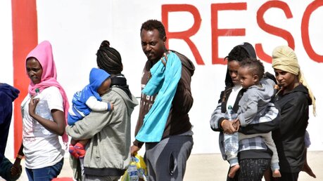 Migranten warten auf einen Gesundheitscheck (dpa)