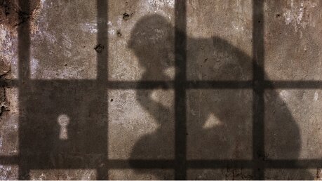 Mindestens ein Jahr Freiheitsstrafe: Strafmaß bei Kindesmissbrauch soll verschärft werden / © zapomicron (shutterstock)