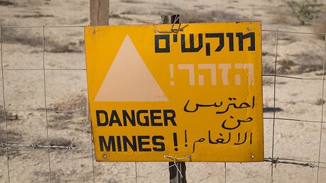 Minenwarnschild im Westjordanland / © Andrea Krogmann (KNA)