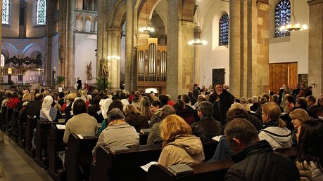 Mit einer musikalischen Vesper in St. Aposteln wurde die Geistliche Gemeinschaft Emmanuel begrüßt / © Hannah Küppers (DR)