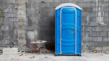 Mobile Toilette auf einer Baustelle / © Jan Hendrik (shutterstock)