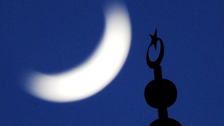 Moschee im Mondlicht / © Julian Stratenschulte (dpa)