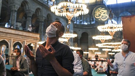 Muslime beten in der Istanbuler Hagia Sophia / © Pool Diyanet/AP (dpa)