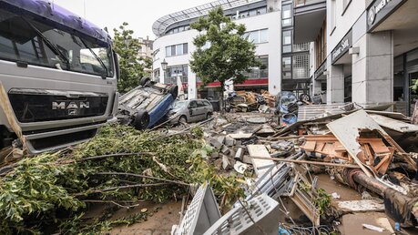 Nach dem Hochwasser: Zerstörte Autos und Möbel in einer Straße in Bad Neuenahr / © Julia Steinbrecht (KNA)