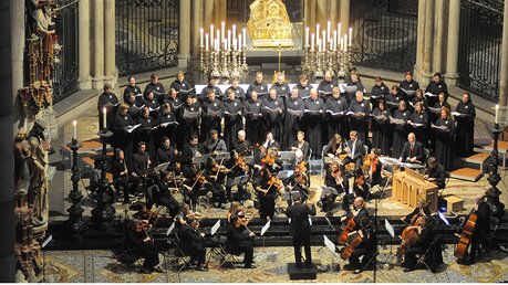 In Nicht-Corona-Zeiten singt die Domkantorei Köln regelmäßig Konzerte am Dreikönigenschrein. / © Beatrice Tomasetti (DR)