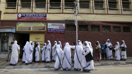 Nonnen der Ordensgemeinschaft Missionarinnen der Nächstenliebe in Indien / © Bikas Das (dpa)