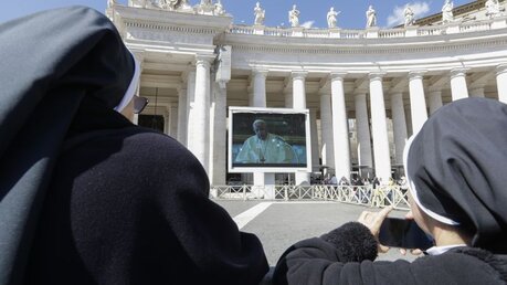 Nonnen verfolgen die Live-Übertragung des Angelus-Gebetes mit dem Papst auf dem Petersplatz / © Andrew Medichini (dpa)