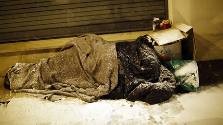 Obdachloser im Winter / © Thibault Camus (dpa)