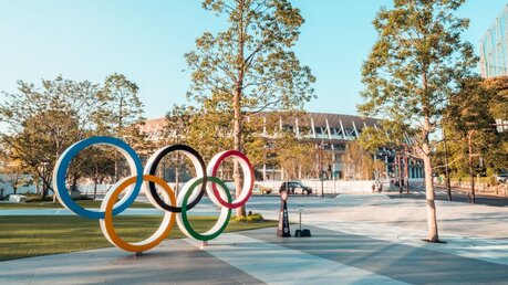 Olympische Ringe vor dem Nationalstadion in Tokio / © Urbanscape (shutterstock)