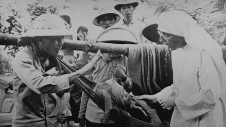 Ordensschwester versorgt Verletzte im Vietnamkrieg / © N.N. (KNA)