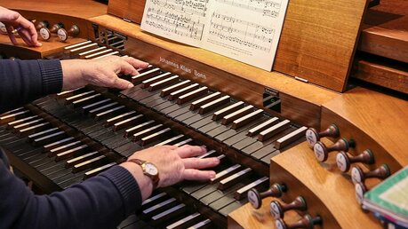 Orgel spielen ist Kunst / © Jörg Loeffke (KNA)