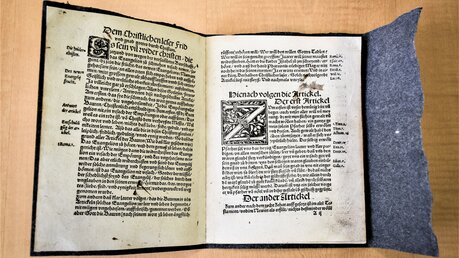 Originaldruck der "Zwölf Artikel" aus Memmingen aus dem Jahr 1525 / © Christopher Beschnitt (KNA)
