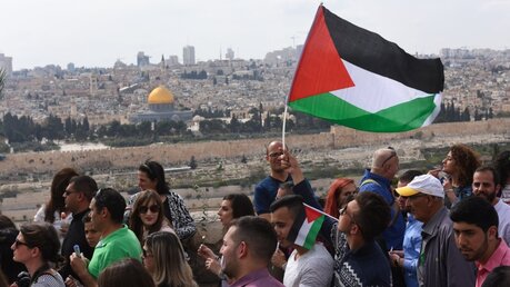 Palästinensische Flagge vor Felsendom  / © Debbie Hill (KNA)