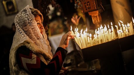Gaza-Stadt: Griechisch-orthodoxe Palästinenserin in einer Kirche / © Mohammed Talatene (dpa)