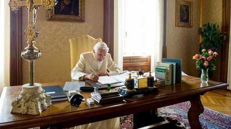 Papst em. Benedikt XVI. am Schreibtisch / © Osservatore Romano/Romano Siciliani (KNA)