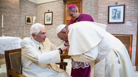 Archivbild: Papst em. Benedikt XVI. und Papst Franziskus (r.) / © Vatican Media/Romano Siciliani (KNA)