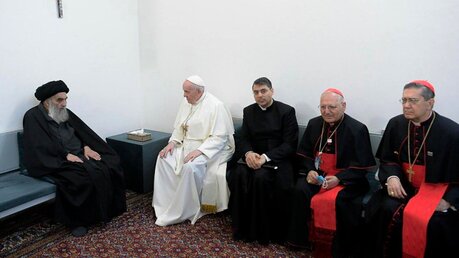 Papst Franziskus (2.v.r) unterhält sich mit dem Großajatollah Ali al-Sistani (l) und weiteren christlichen Priestern (dpa)