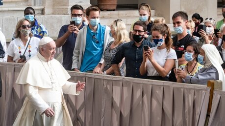 Papst Franziskus begrüßt Teilnehmer zur Generalaudienz / © Cristian Gennari/Romano Siciliani (KNA)