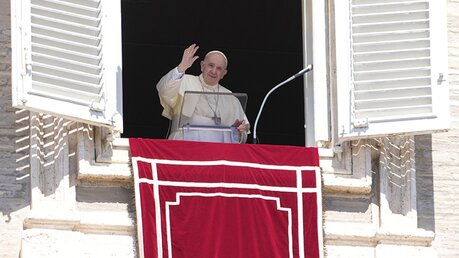 Papst Franziskus beim Angelus-Gebet am 29.08.2021 / © Gregorio Borgia/AP (dpa)