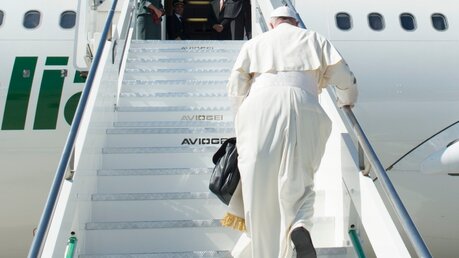Papst Franziskus besteigt ein Flugzeug (Archiv) / © Osservatore Romano/Romano Siciliani (KNA)