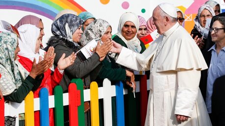 Papst Franziskus besucht ein Sozialzentrum in Temara, Marokko / © Paul Haring (KNA)
