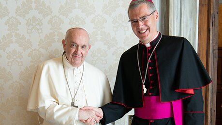 Bischof Heiner Wilmer mit Papst Franziskus (Archivbild) / © Vatican Media/Romano Siciliani (KNA)