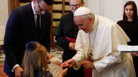 Papst Franziskus empfängt Mateusz Morawiecki und dessen Tochter / © Romano Siciliani (KNA)