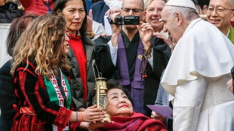 Papst Franziskus erhält Friedensflamme aus Hiroshima / © Paul Haring (KNA)