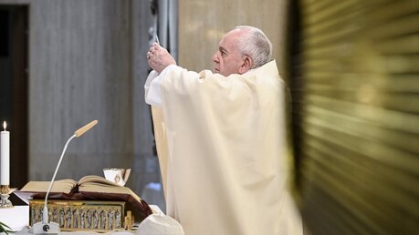 Papst Franziskus feiert den Gottesdienst ohne Teilnehmer in der Kapelle Santa Marta / © Vatican Media/Romano Siciliani (KNA)