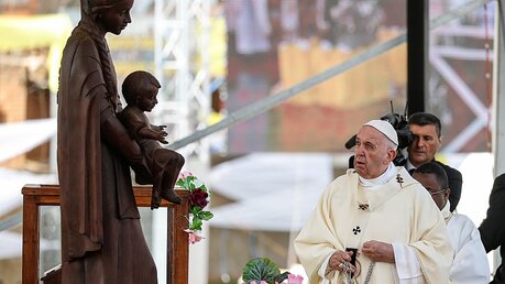 Papst Franziskus feiert die Messe in Antananarivo  / © Paul Haring (KNA)