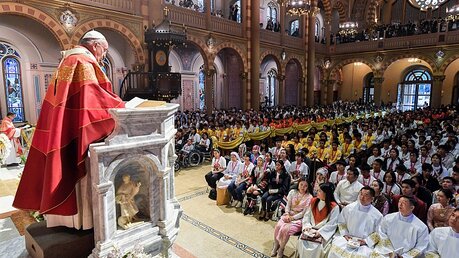 Papst Franziskus feiert einen Gottesdienst in der Kathedrale der Unbefleckten Empfängnis in Bangkok / © Vatican Media (KNA)