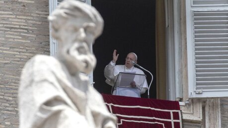 Papst Franziskus gibt seinen Angelus-Segen aus dem Fenster seines Ateliers mit Blick auf den Petersplatz / © Alessandra Tarantino (dpa)