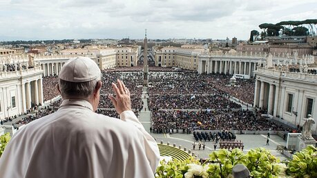 Papst Franziskus grüßt die Gläubigen auf dem Petersplatz / © Vatican Media (KNA)