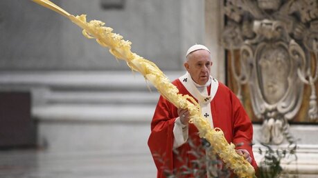 Papst Franziskus hält einen Palmenzweig, während er die Palmsonntagsmesse hinter verschlossenen Türen im Petersdom feiert / © Alberto Pizzoli (dpa)