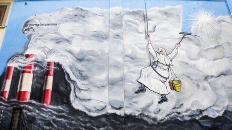 Papst Franziskus holt die Sonne hervor - in einem Wandgemälde des Graffitikünstlers Maupal / © Romano Siciliani (KNA)