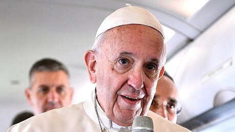 Papst Franziskus im Flugzeug / © Vatican Media (VN)