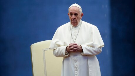 Papst Franziskus im Gebet / © Evandro Inetti/Romano Siciliani (KNA)