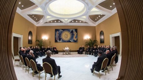Papst Franziskus im Gespräche mit den chilenischen Bischöfen / © Vatican Media (KNA)
