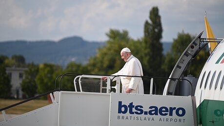 Papst Franziskus kommt mit dem Flugzeug aus Ungarn in Bratislava, der Hauptstadt der Slowakei, an. / © Johannes Neudecker (dpa)