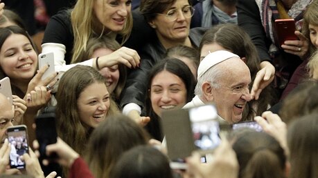 Papst Franziskus kommt zu einer Audienz mit Schülern des Gymnasiums Visconti im Vatikan zusammen. / © Gregorio Borgia/AP (dpa)