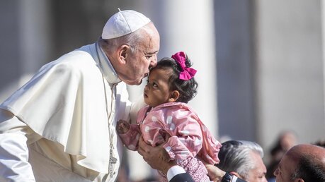 Papst Franziskus küsst ein Kind (Archiv) / © Stefano dal Pozzolo/Romano Siciliani (KNA)