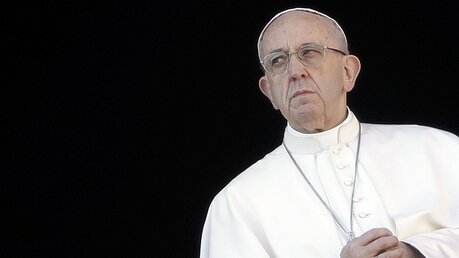Papst Franziskus hört Missbrauchsopfern zu / © Alessandra Tarantino (dpa)