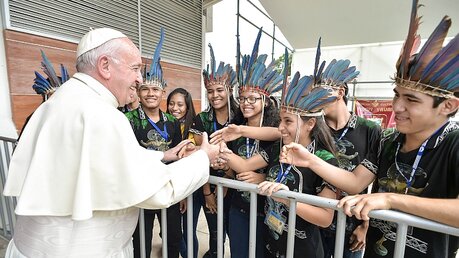Papst Franziskus mit Jugendlichen / © Osservatore Romano (KNA)