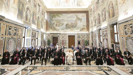 Papst Franziskus mit Katechetinnen und Katecheten / © Vatican Media/Romano Siciliani (KNA)