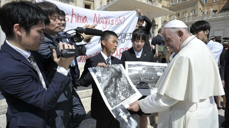 Papst Franziskus mit Menschen aus Hiroshima und Nagasaki / © Vatican Media/Romano Siciliani (KNA)