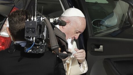 Papst Franziskus nimmt seinen Mundschutz ab / © Andrew Medichini (dpa)