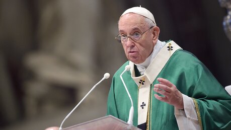Papst Franziskus predigt im Gottesdienst zur Weltsynode / © Stefano Spaziani (KNA)