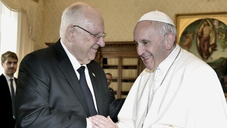 Archivbild: Papst Franziskus und Reuven Rivlin / © Tiziana Fabi (dpa)