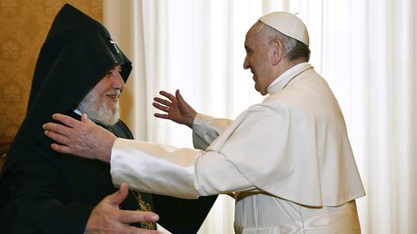  Papst Franziskus (r) und Karekin II. Nersissian, Patriarch von Armenien / © Alberto Pizzoli (dpa)